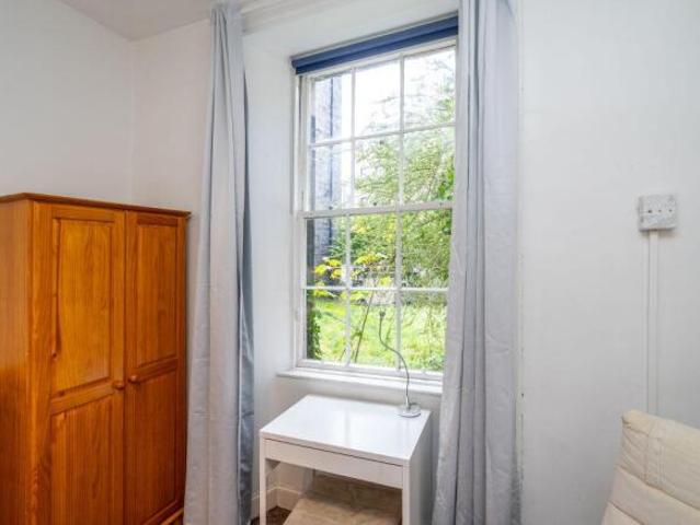 Flat for sale in Newington, Scotland