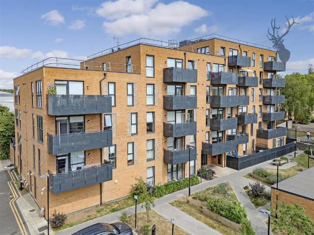 Flat for sale in Highams Park Flat for sale in Highams Park