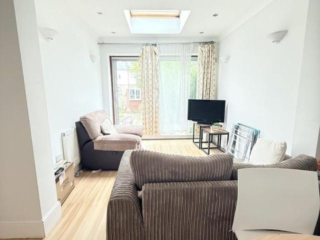 Apartment for rent in Furzedown, Greater London
