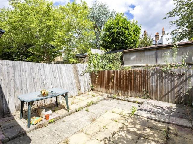 Apartment for rent in Furzedown, Greater London