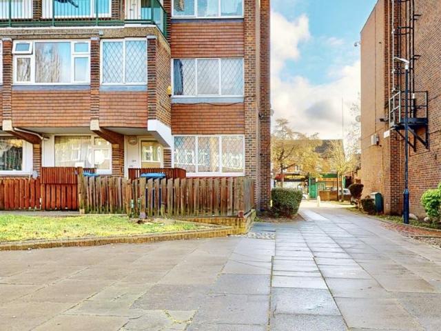 Flat for sale in Harlesden, Greater London