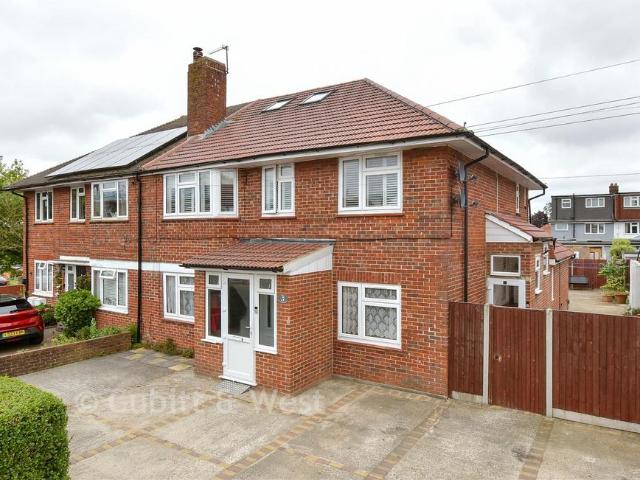 Flat for sale in London Borough of Croydon, Forestdale