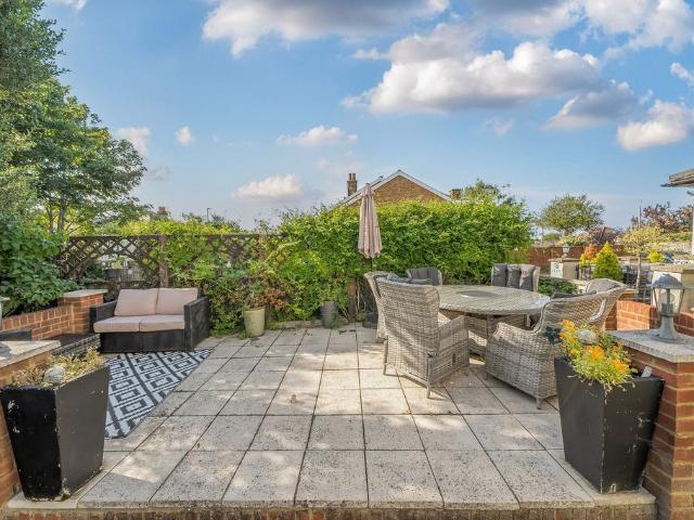 Flat for sale in Epsom, Surrey