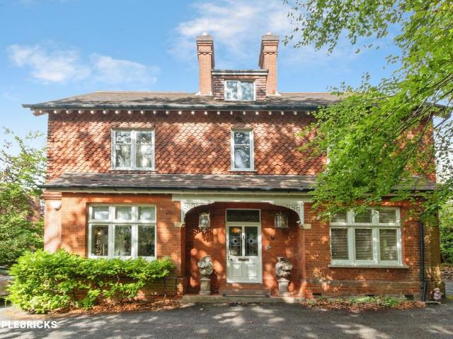Flat for sale in Old Dean, Heol-las