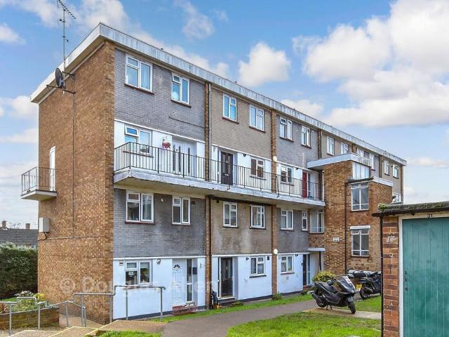 Flat for sale in Hornchurch, Greater London