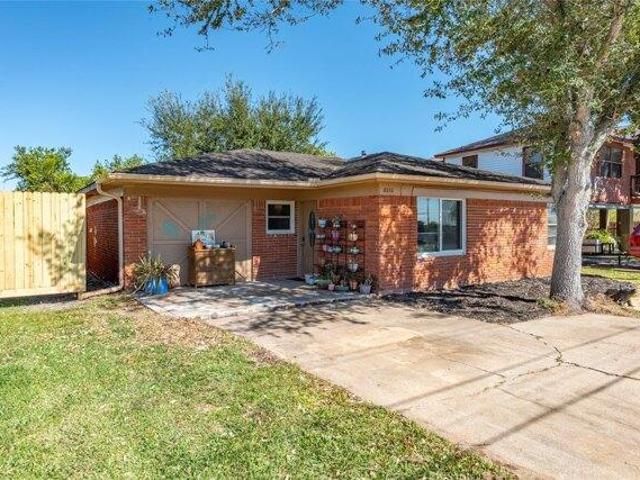 House for sale in Hitchcock, Texas
