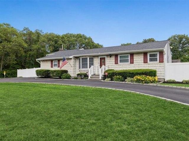 House for sale in Holtsville House for sale in Holtsville