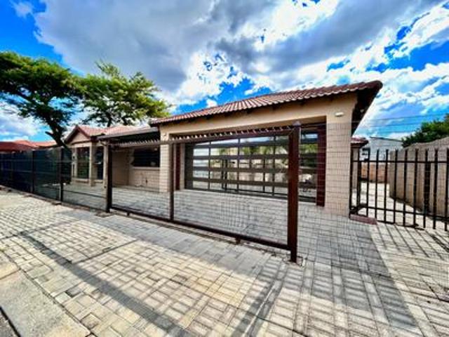 House for sale in Hartbeespoort Dam Nature Reserve, North West