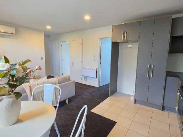 Townhouse for rent in Edgeware, Canterbury
