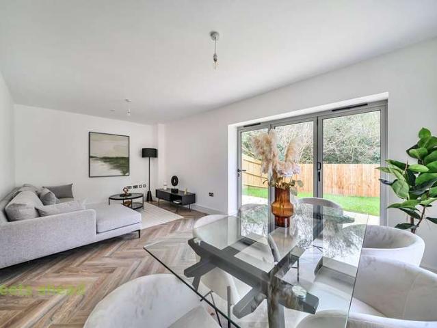 House for sale in London Borough of Croydon, Kenley