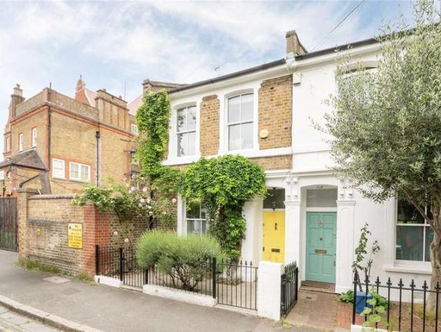 House for sale in Shacklewell, Greater London