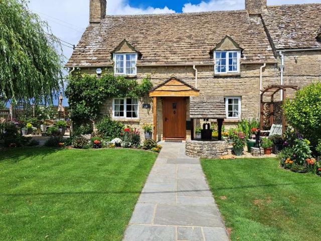 House for sale in Oaksey