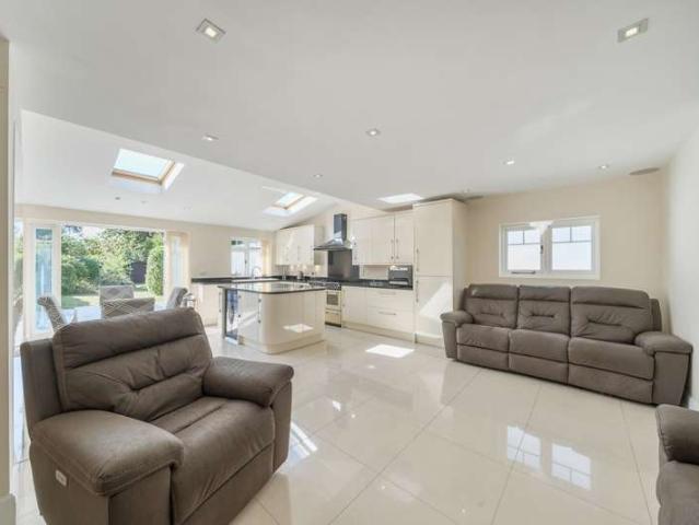 House for sale in Watford Rural, Batchworth
