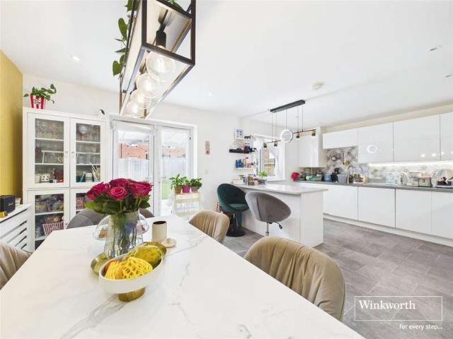 House for sale in Ryeish Green, Shinfield