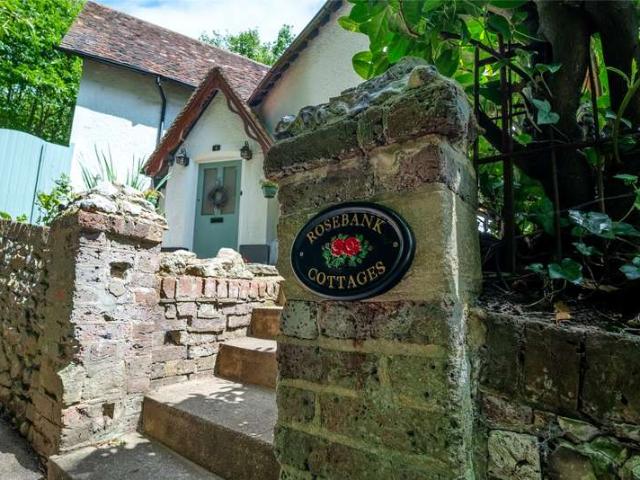 House for sale in Woodhatch, Red Hill