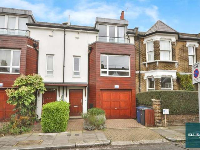 House for sale in Colney Hatch, Greater London