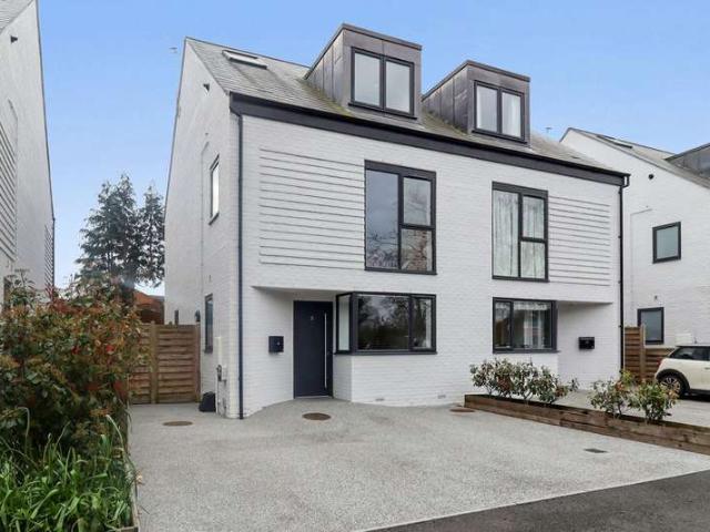 House for sale in Heol-las, Surrey
