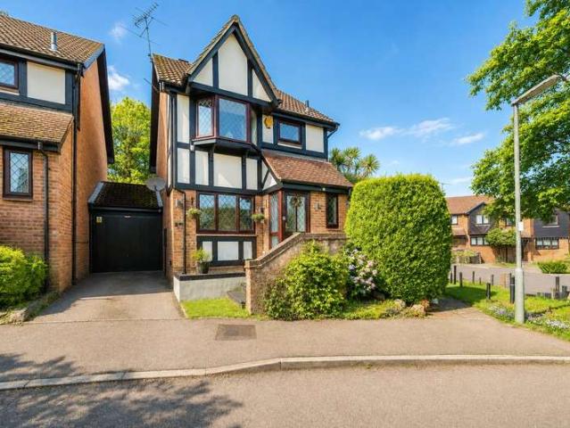 House for sale in Heol-las, Surrey