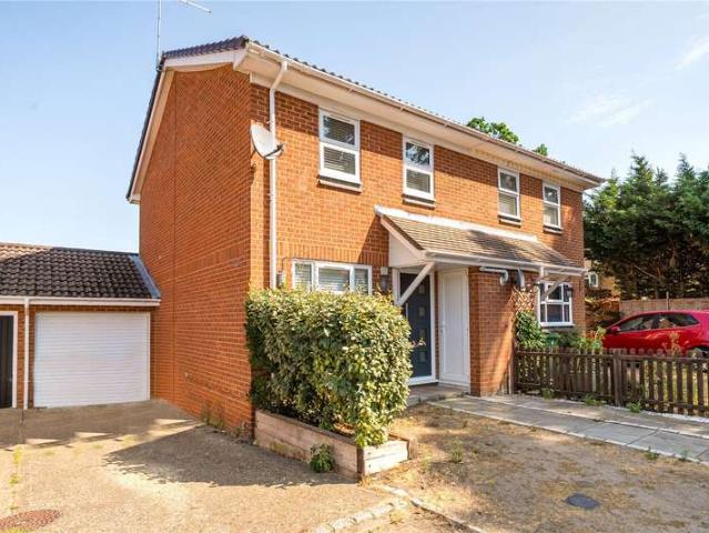House for sale in Heol-las, Surrey