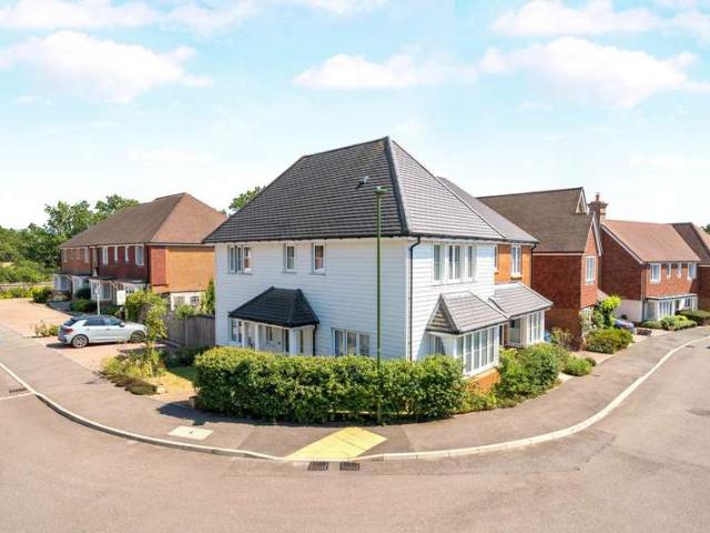 House for sale in Cox Green, Horsham