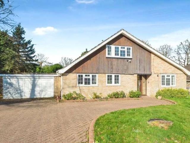 House for sale in Box Hill Village, Pachesham Park