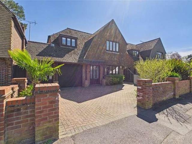 House for sale in Heol-las, Surrey