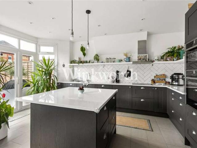 House for sale in Bowes, Greater London