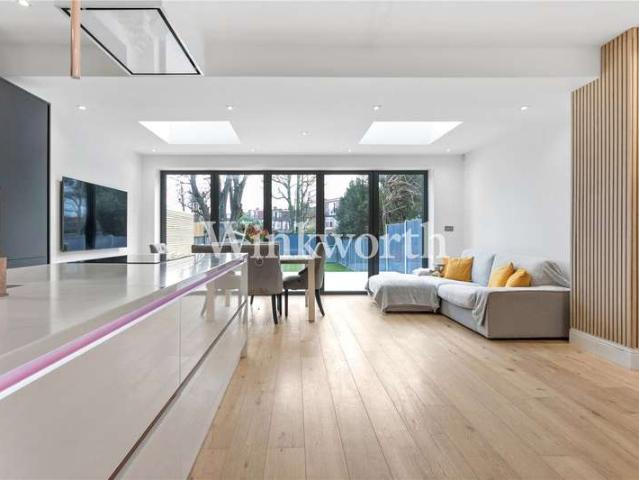 House for sale in Palmers Green, Greater London