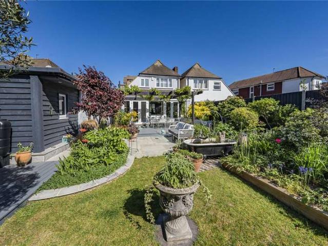 House for sale in Motspur Park, Greater London