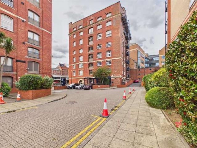 Flat for sale in Finzels Reach, Bristol