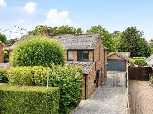 House for sale in Heol-las, Surrey