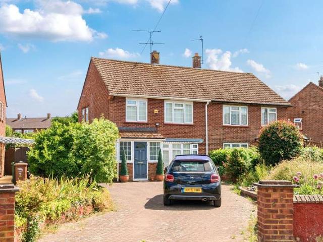 House for sale in Heol-las, Surrey