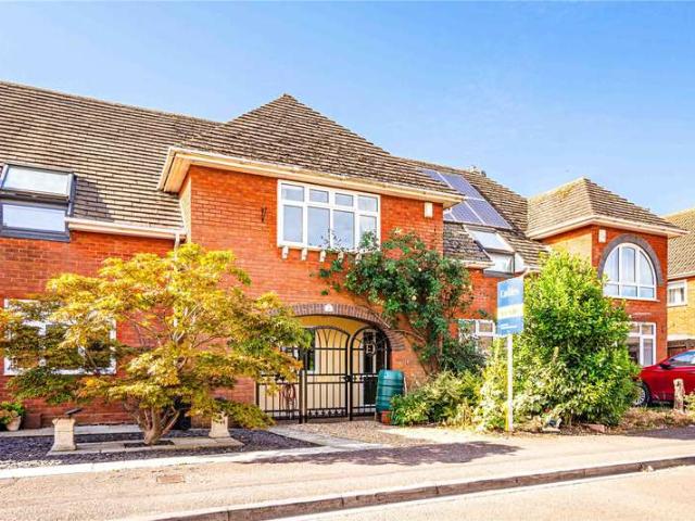 House for sale in Eaton Bray, Central Bedfordshire