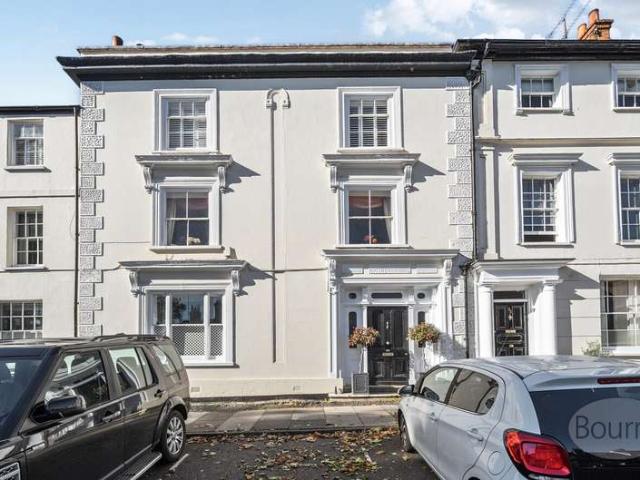 House for sale in Fole, Surrey