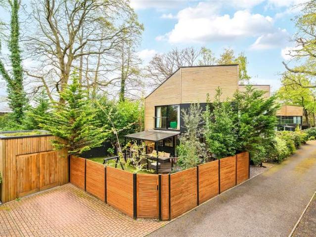 House for sale in Heol-las, Surrey