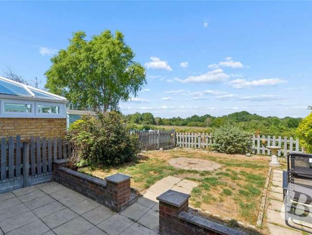 House for sale in Pilgrims' Hatch, Brentwood