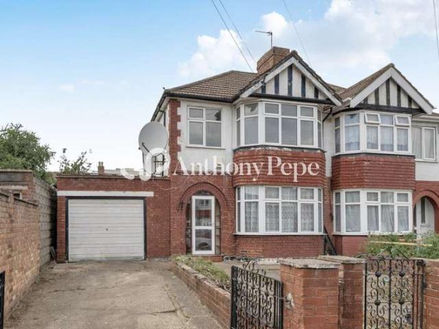 House for sale in Upper Edmonton, Greater London