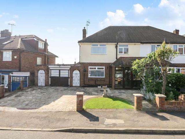 House for sale in Otterspool, Bushey