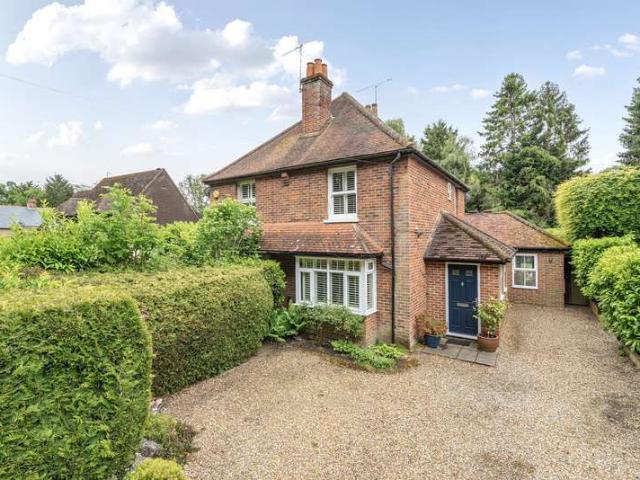 House for sale in Heol-las, Surrey