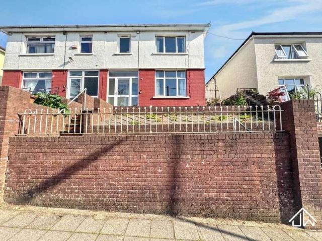 House for sale in Woodfieldside, Croespenmaen