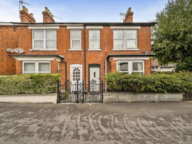 House for sale in Heol-las, Surrey