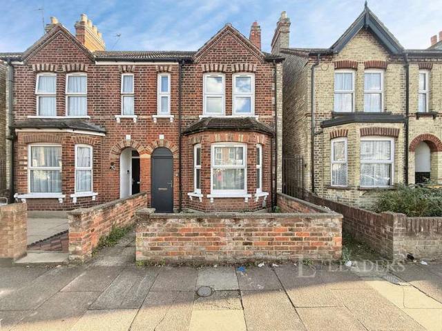 House for sale in Queens Park, Bedford