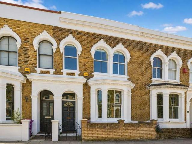 Cottage for sale in Old Ford, Mile End