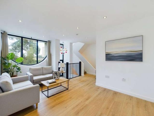 House for rent in Heol-las, Surrey