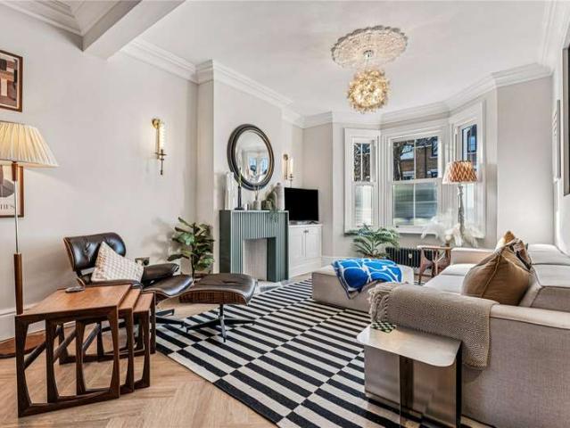 House for sale in Summerstown, Greater London