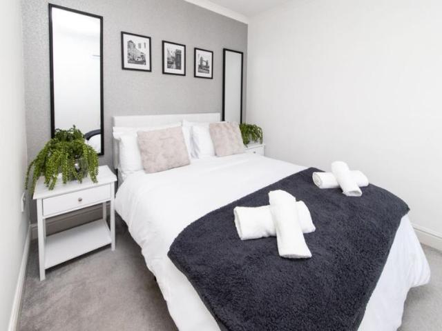 House for rent in Row Town, Surrey