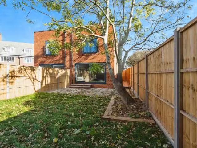 House for rent in Clapham Junction, Cat Hill