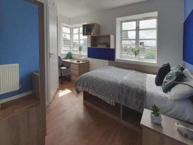 House for rent in Calderstones
