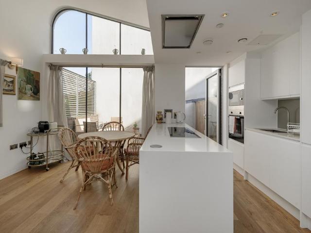 House for sale in North Kensington, Greater London