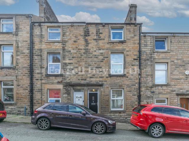 House for sale in Greaves, Bare